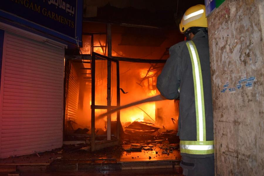 شاهد.. اندلاع حريق كبير في مركز البطحاء التجاري وسط الرياض