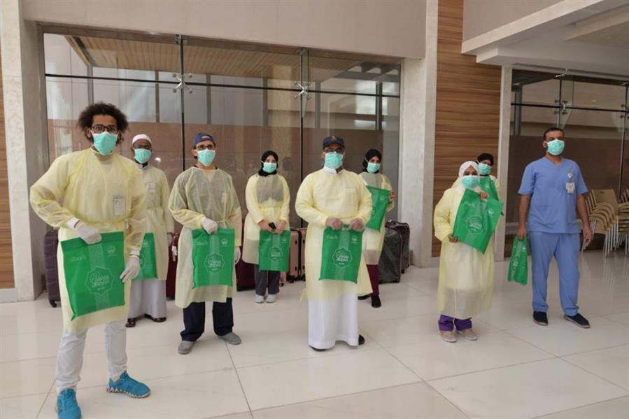 إمارة مكة توزع 30 ألف هدية معايدة على رجال الأمن والصحة بالمنطقة إمارة مكة توزع 30 ألف هدية معايدة على رجال الأمن والصحة بالمنطقة
