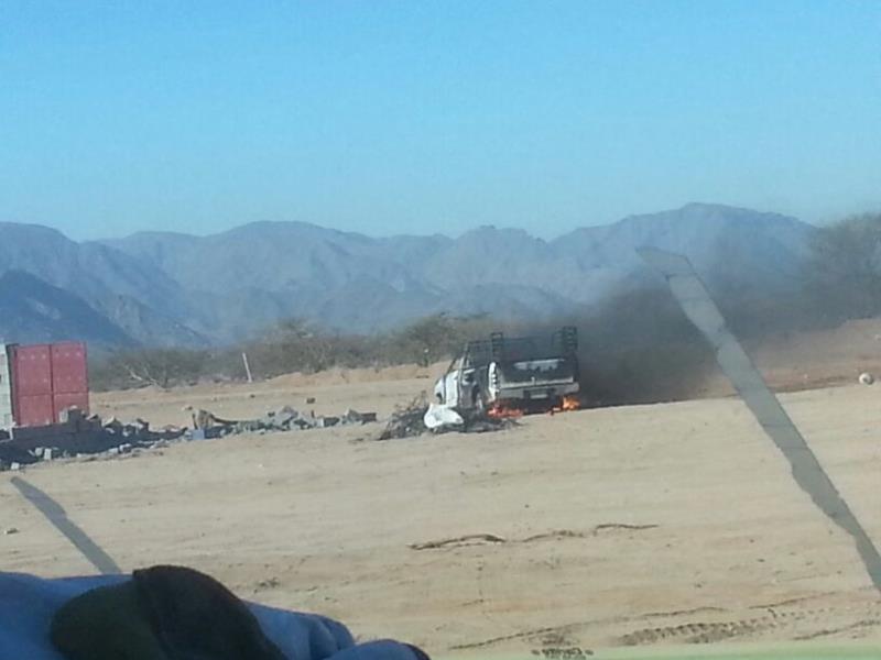 مواطن يحرق سيارته ويهدد بحرق نفسه