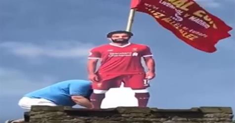 شاهد.. لحظة تثبيت تمثال لمحمد صلاح في إنجلترا شاهد.. لحظة تثبيت تمثال لمحمد صلاح في إنجلترا