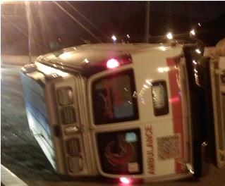 بالصور.. حفرة تصريف مكشوفة تتسبب بانقلاب سيارة إسعاف