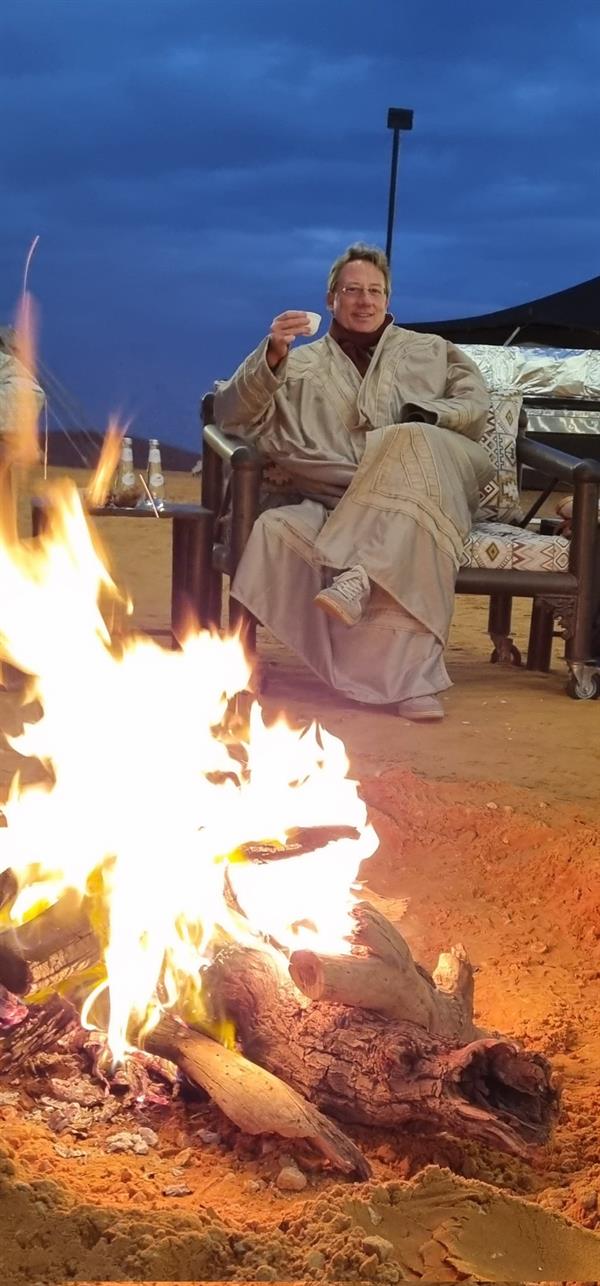 مرتدياً "الفروة".. سفير فرنسا: لا يوجد أجمل من ليلة شتوية في صحراء الرياض 