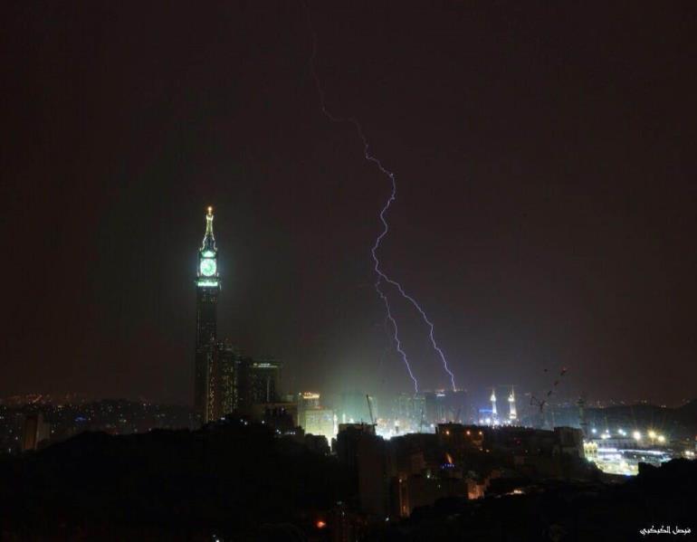 الصواعق تضرب برج الساعه بمكة