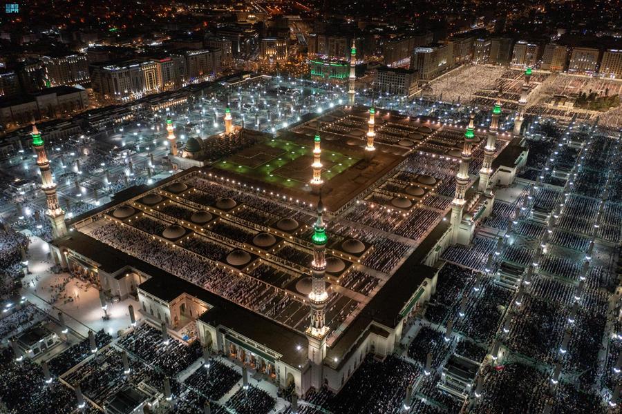 وسط أجواء إيمانية.. قاصدو المسجد الحرام والمسجد النبوي يشهدون ختم القرآن في ليلة 29 (صور) 