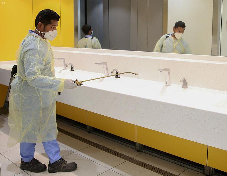 تعقيم وتطهير المطارات السعودية والطائرات لمنع انتشار فايروس كورونا المستجد تعقيم وتطهير المطارات السعودية والطائرات لمنع انتشار فايروس كورونا المستجد