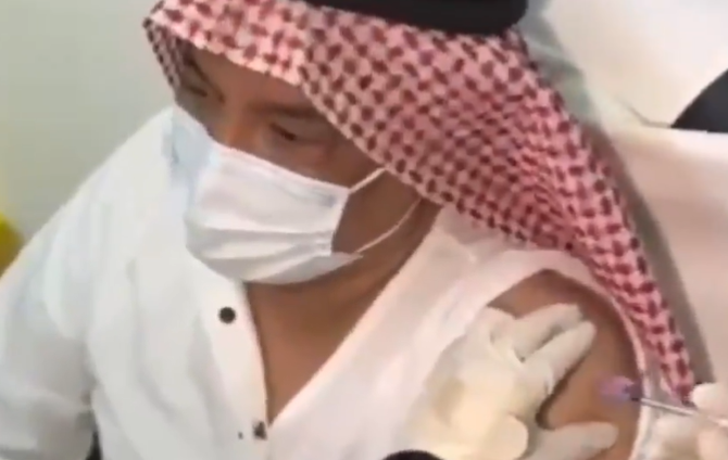 وزير الحج يتلقى الجرعة الأولى من لقاح "كورونا"