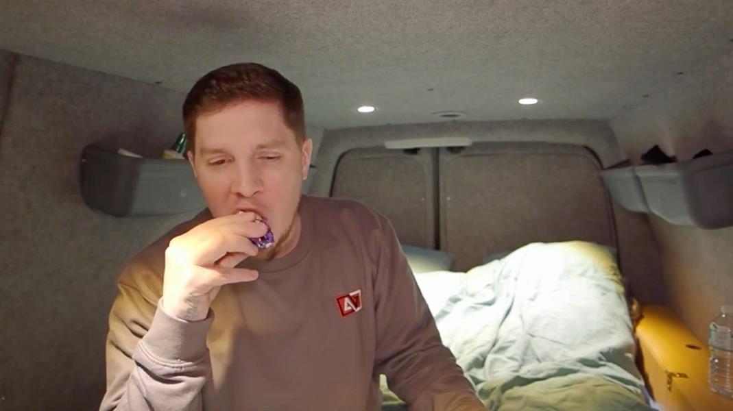 شاب بريطاني يأكل بالخطأ بيضة بـ 12 ألف دولار 