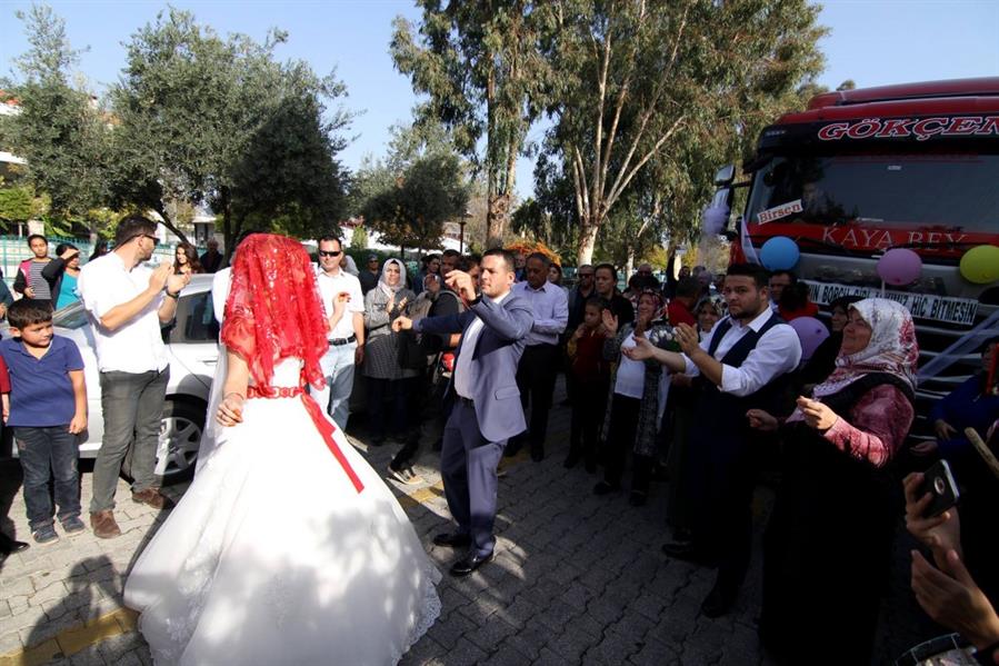 بالصور.. زفاف على متن الشاحنات في ولاية موغلا التركية