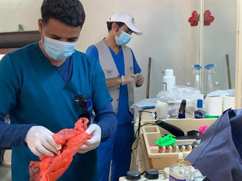 حلاق حول سكن عمالة لاستقطاب زبائنه بجازان