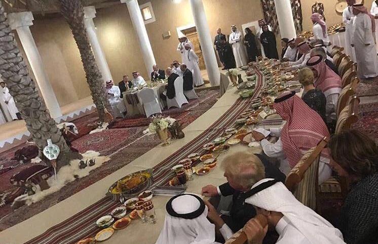 فيديو وصور لمأدبة عشاء خادم الحرمين التي أقامها لـ 