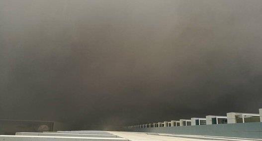 سحب الضباب وهي تخترق مباني سكنية في الإمارات سحب الضباب وهي تخترق مباني سكنية في الإمارات