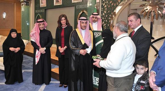 المملكة تسلم أسرة الشهيد المصري إبراهيم القللي وسام الملك عبدالعزيز وشيكاً بمبلغ مليون ريال