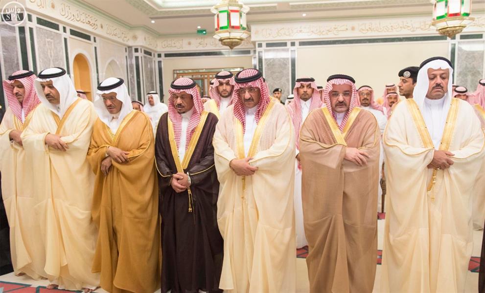خادم الحرمين يؤدي صلاة الميت على أمير 