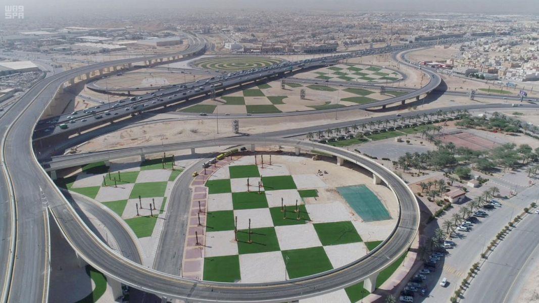 شاهد.. أمير الرياض يفتتح 6 مشاريع لتحسين وتطوير الطرق بالعاصمة