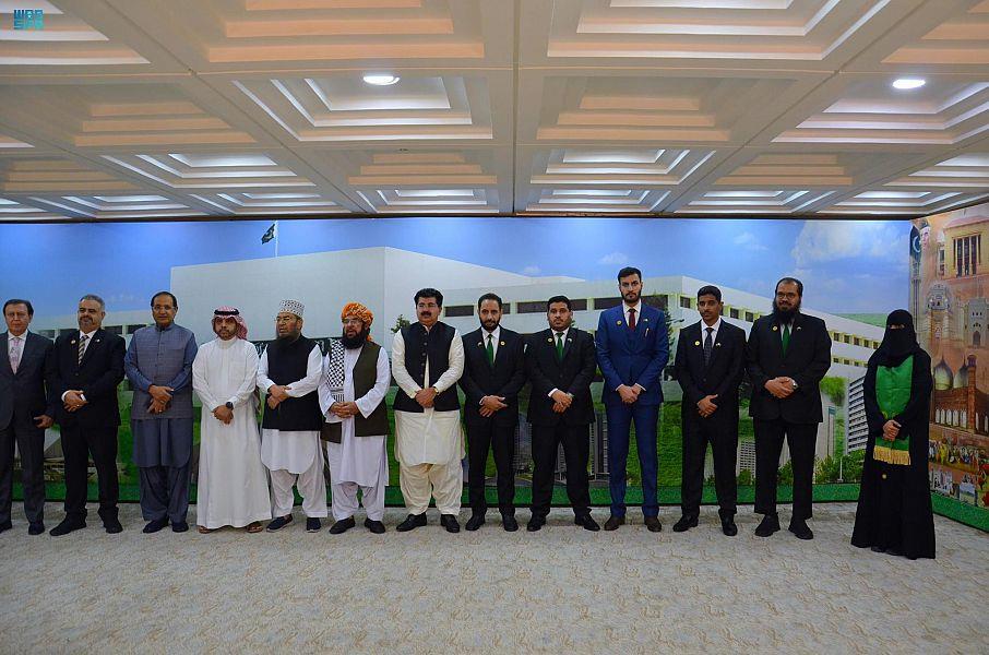 رئيسُ مجلسِ الشيوخِ الباكستاني يستقبلُ وفدَ 