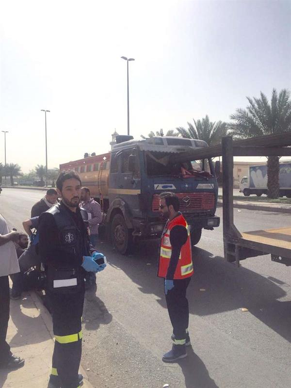 أعمدة حديدية تخترق مقصورة صهريج بالمدينة.. وسائقه ينجو بأعجوبة