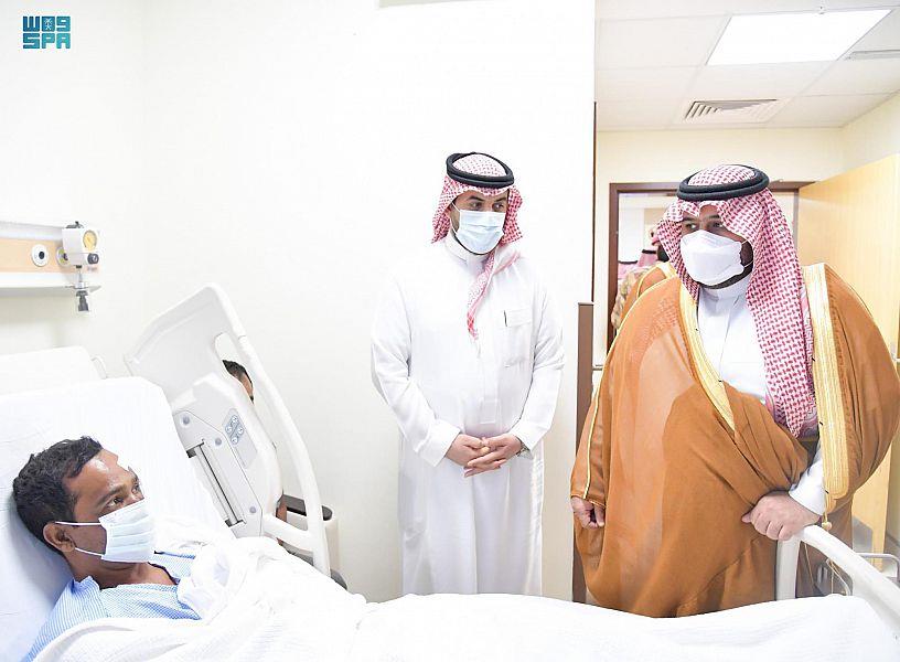 نائب أمير جازان يطمئن على صحة المصابين جراء سقوط المقذوف الحوثي على جازان (صور) 