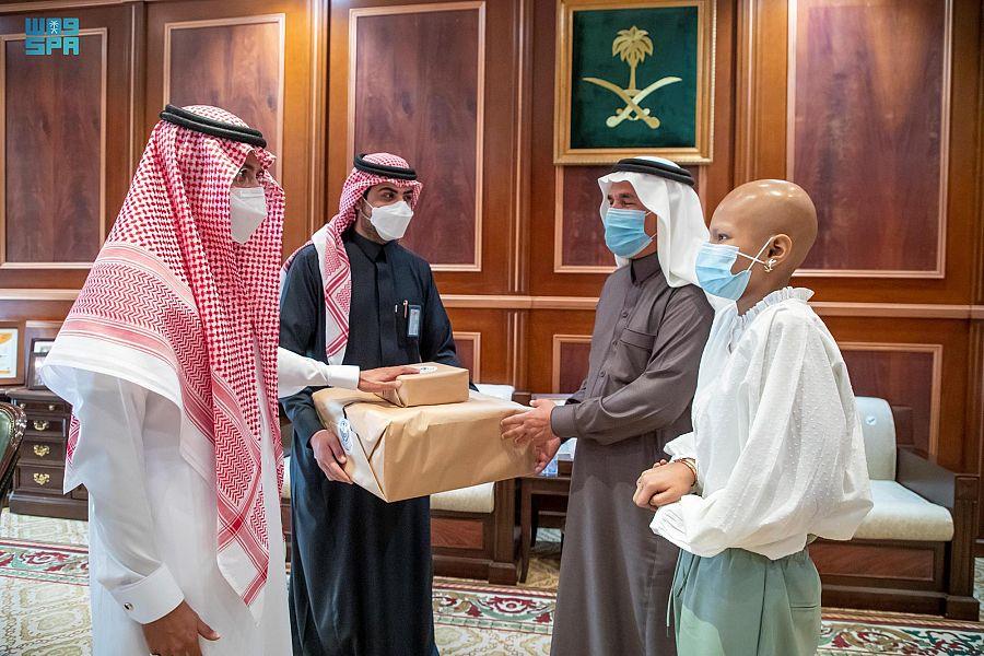 نائب أمير حائل يستقبل محاربة السرطان الطفلة 