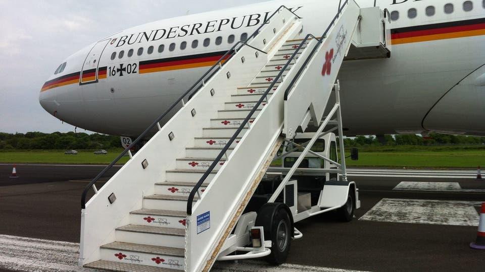 أخبار 24 ناد ألماني يستغل سلم الطائرة في أغراض جديدة