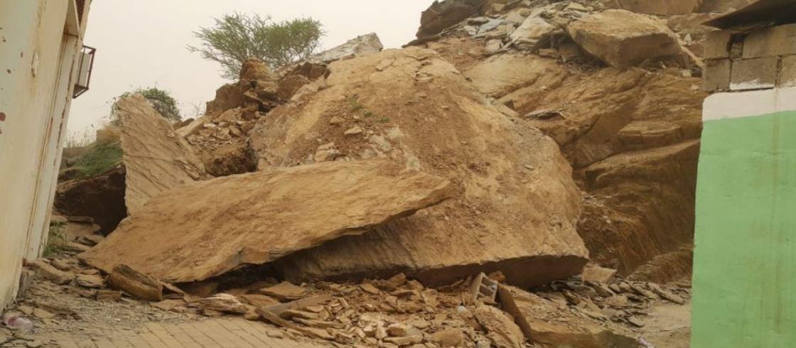 بلدية الحقو تبدأ في إزالة الصخور المهددة للأهالي بلدية الحقو تبدأ في إزالة الصخور المهددة للأهالي