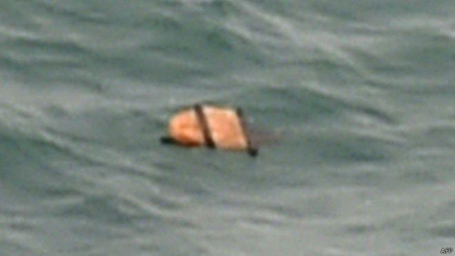 من حطام الطائرة