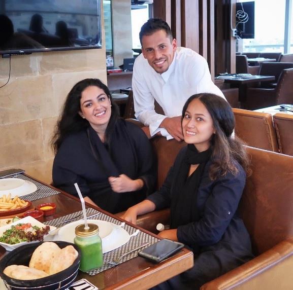 كيف تحدث رحّالة أمريكي عن زيارته للمملكة؟.. ومفاجأة في تقييمه لمهارات القيادة والضيافة