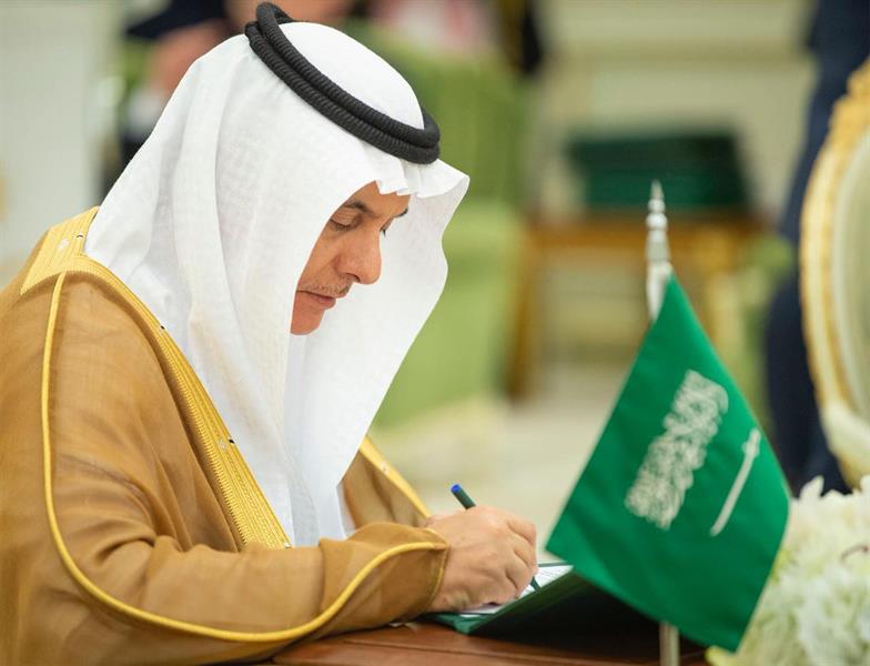 جانب من التوقيع