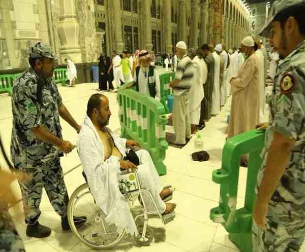 صور ترصد إنسانية رجال الأمن بجانب تطبيق النظام خلال الحج