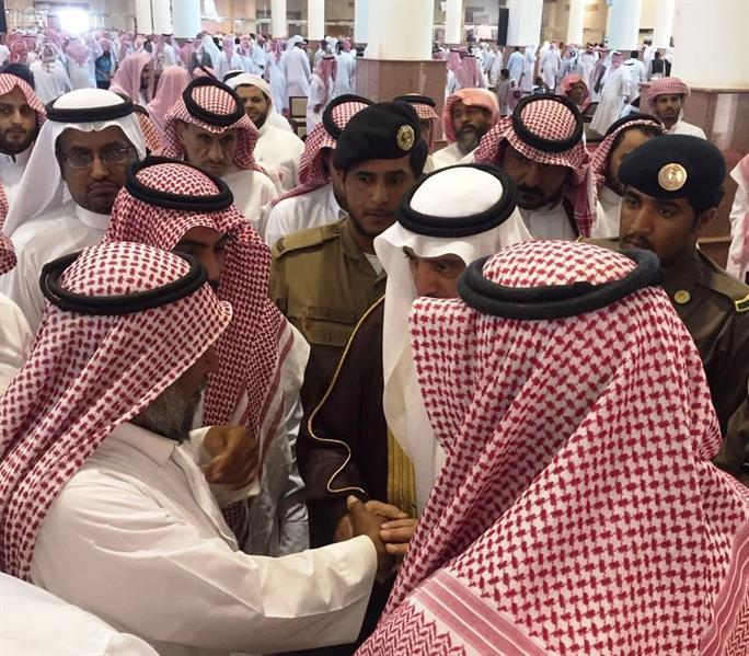 بالصور.. محافظ شرورة يؤدي صلاة الميت على المبتعث 