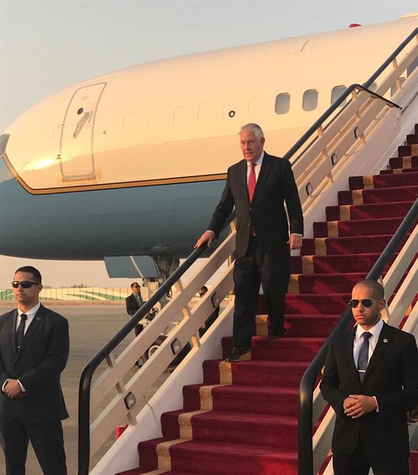 بالصور.. وزير الخارجية الأمريكي يصل إلى الرياض