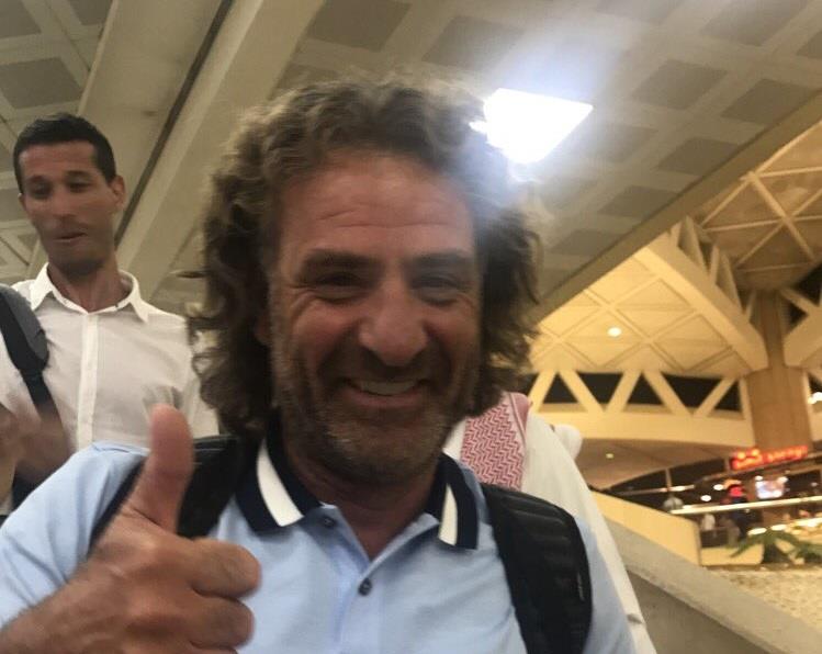 بالفيديو والصور.. مدرب النصر الجديد يصل إلى الرياض 