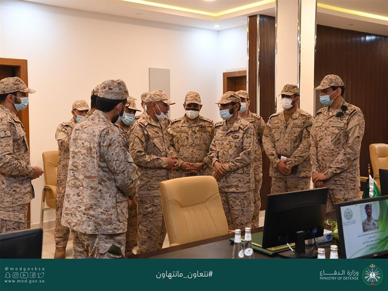 شاهد.. قائد القوات المشتركة المكلف يتفقد الوحدات المرابطة بالحد الجنوبي شاهد.. قائد القوات المشتركة المكلف يتفقد الوحدات المرابطة بالحد الجنوبي