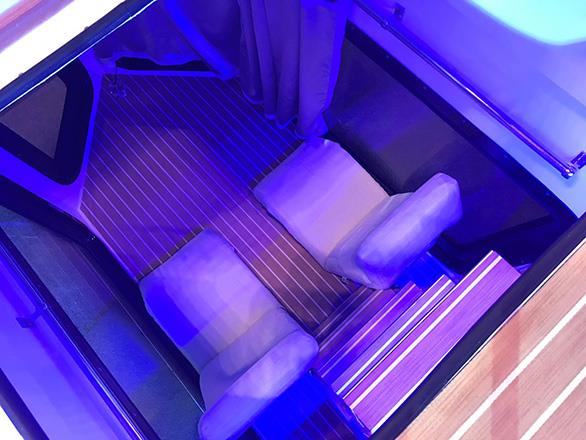 بالصور.. أبوظبي تشهد عرض أول قارب وغواصة معاً صديق للبيئة