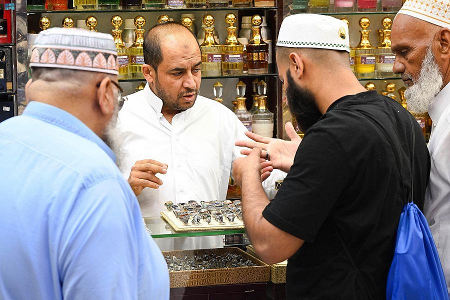 زائرو المدينة المنورة والمعتكفون بالمسجد النبوي