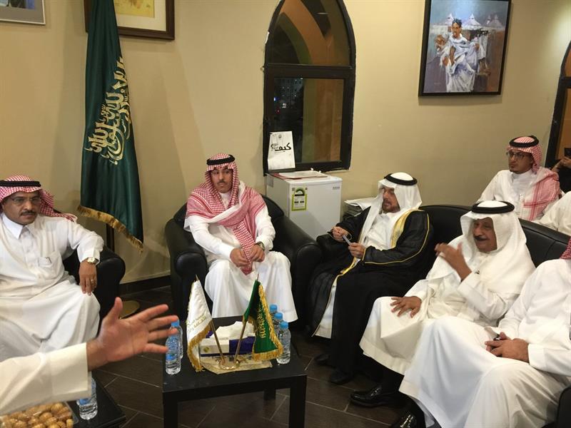 شاهد.. وزير الإعلام يسلم سيدات وأطفالا شهادات لاجتيازهم دورة في العزف على 