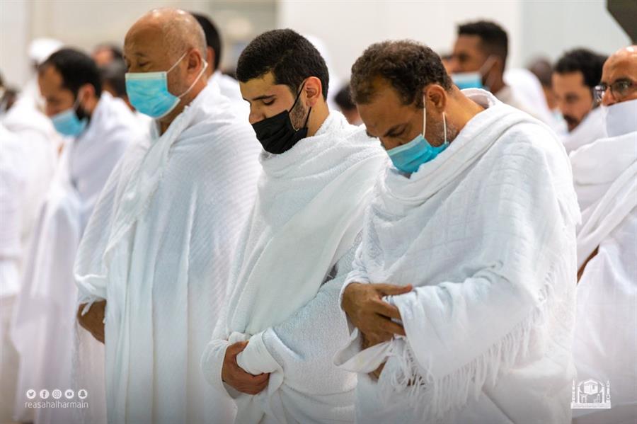 المصلون يشهدون ختم القرآن بالحرمين الشريفين وسط أجواء روحانية المصلون يشهدون ختم القرآن بالحرمين الشريفين وسط أجواء روحانية