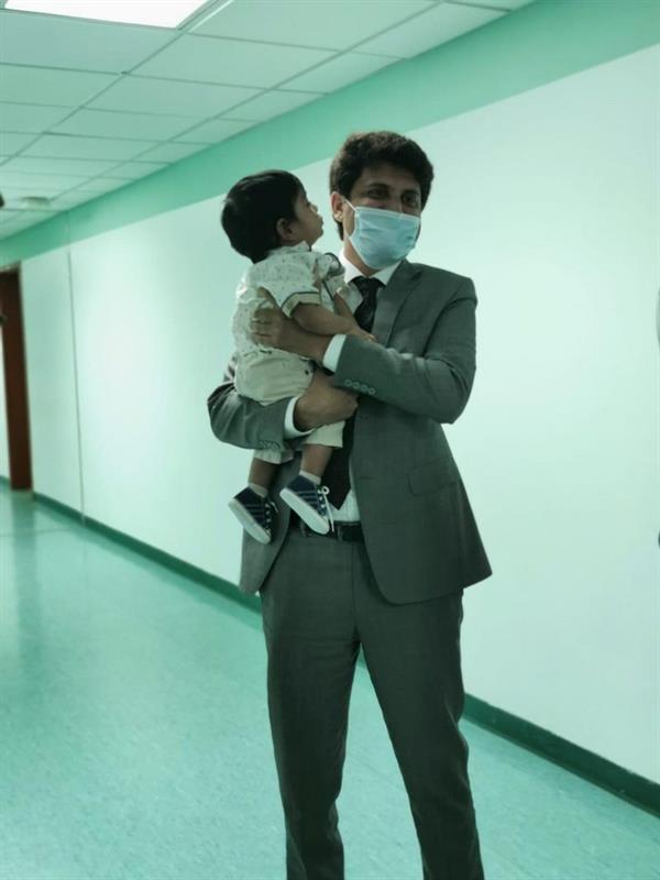 بعد عام كامل من الرعاية.. تسليم القنصلية الباكستانية طفلاً وُلد بعد عام كامل من الرعاية.. تسليم القنصلية الباكستانية طفلاً وُلد