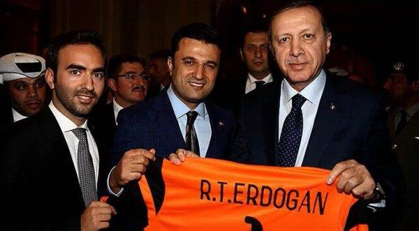 إهداء قميص نادي ام صلال للرئيس التركي