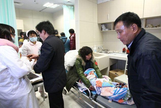 صور للمصابين اثر انهيار الحوض السمكي بالمستشفى