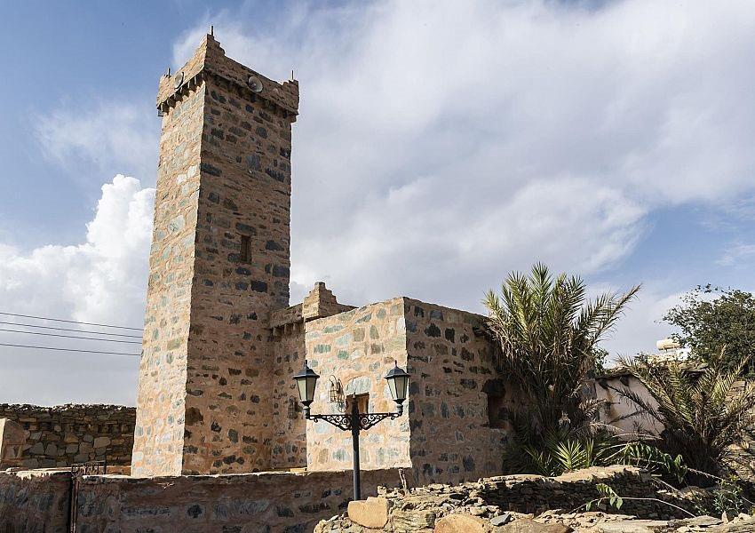 أخبار 24 مئذنة مسجد الظفير التاريخي بالباحة تصدح بصوت الأذان بعد إعادة تطويره صور