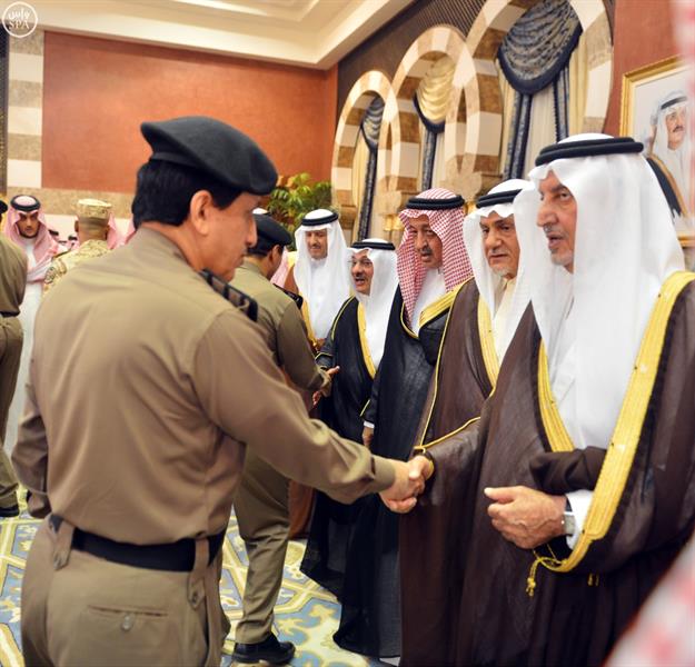 خالد الفيصل يستقبل بمنزله الأمير مقرن والمعزّين من أمراء ومسؤولين ومواطنين ووفود دول