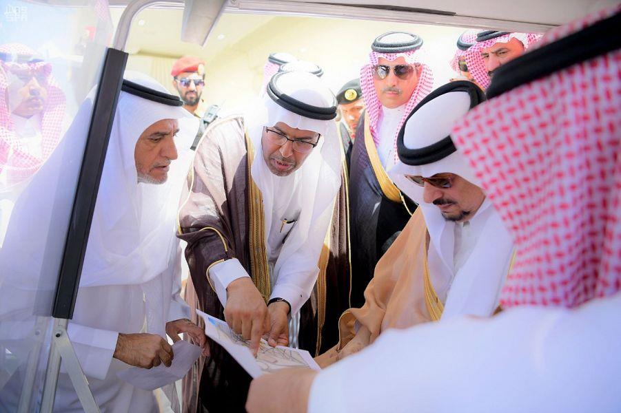 شاهد.. أمير الرياض يفتتح 6 مشاريع لتحسين وتطوير الطرق بالعاصمة