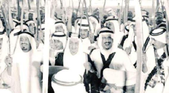 تداول واسع لصورة قديمة للملك سلمان خلال الاحتفال بعيد الفطر قبل 45 عاماً تداول واسع لصورة قديمة للملك سلمان خلال الاحتفال بعيد الفطر قبل 45 عاماً