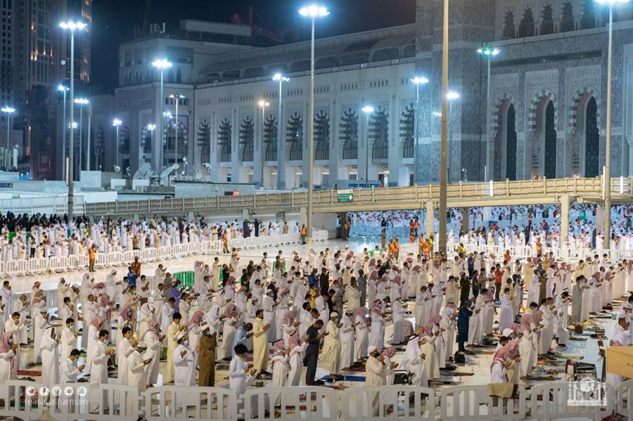 المصلون يشهدون ختم القرآن بالحرمين الشريفين وسط أجواء روحانية المصلون يشهدون ختم القرآن بالحرمين الشريفين وسط أجواء روحانية