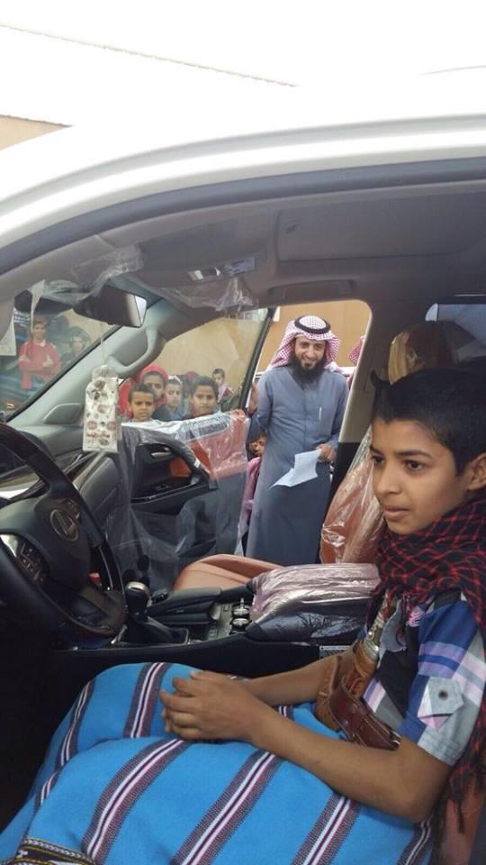 بالصور.. رجل أعمال يهدي جيب لكزس 2016 لطالب أتم حفظ القرآن الكريم