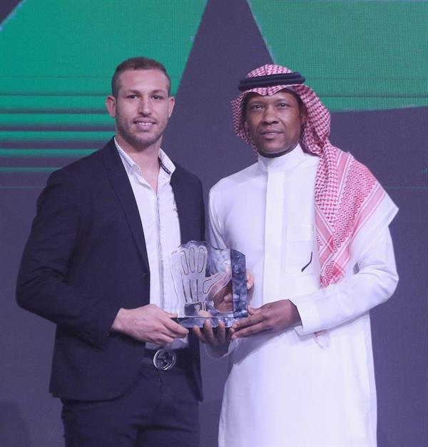 عبدالرزاق حمدالله يتوَّج بجائزة أفضل لاعب في الموسم.. وابن مصطفى يحقق القفاز الذهبي