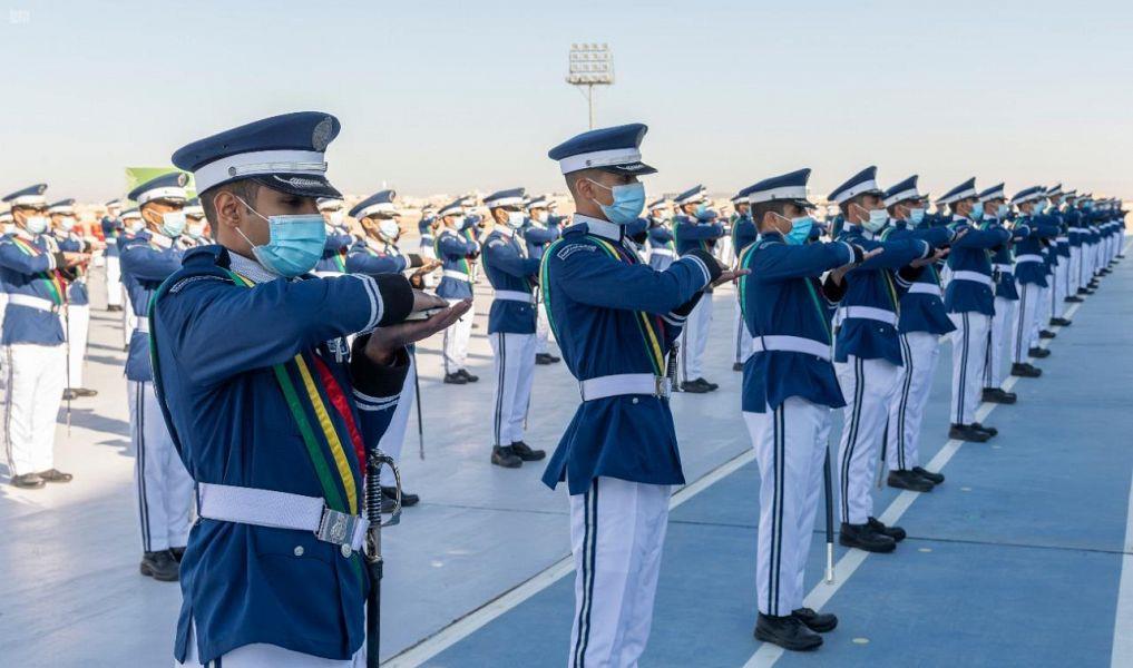 رئيس هيئة الأركان العامة يرعى حفل تخريج الدفعة 99 من طلبة كلية الملك فيصل الجوية