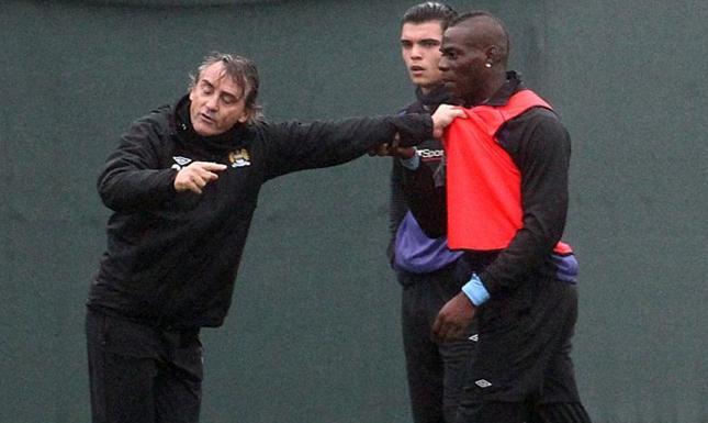  تشابك بالأيدي بين بالوتيللي ومانشيني