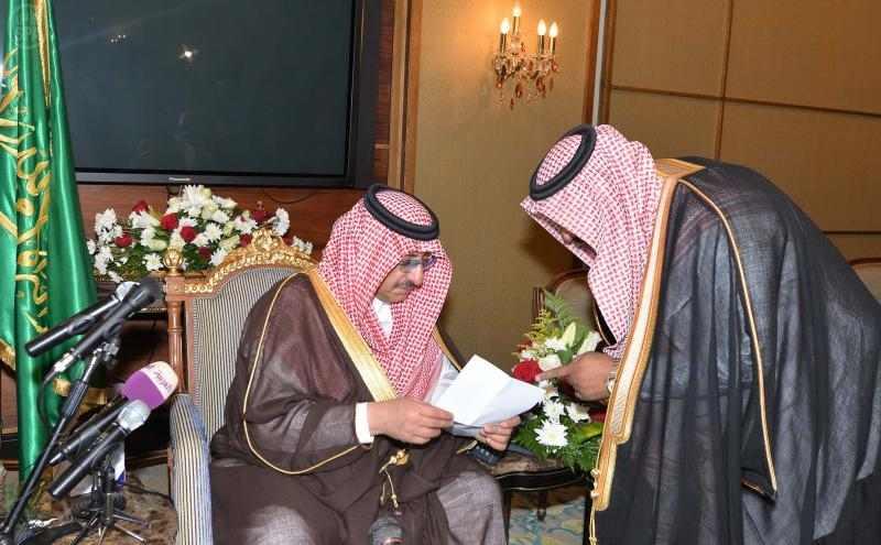 بالصور: وزير الداخلية يزور أسر شهداء الواجب في مقر إقامتهم بمكة المكرمة