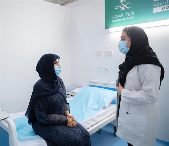 صور.. وزير التعليم وعدد من مسؤولي الوزارة يتلقون الجرعة الأولى من لقاح صور.. وزير التعليم وعدد من مسؤولي الوزارة يتلقون الجرعة الأولى من لقاح